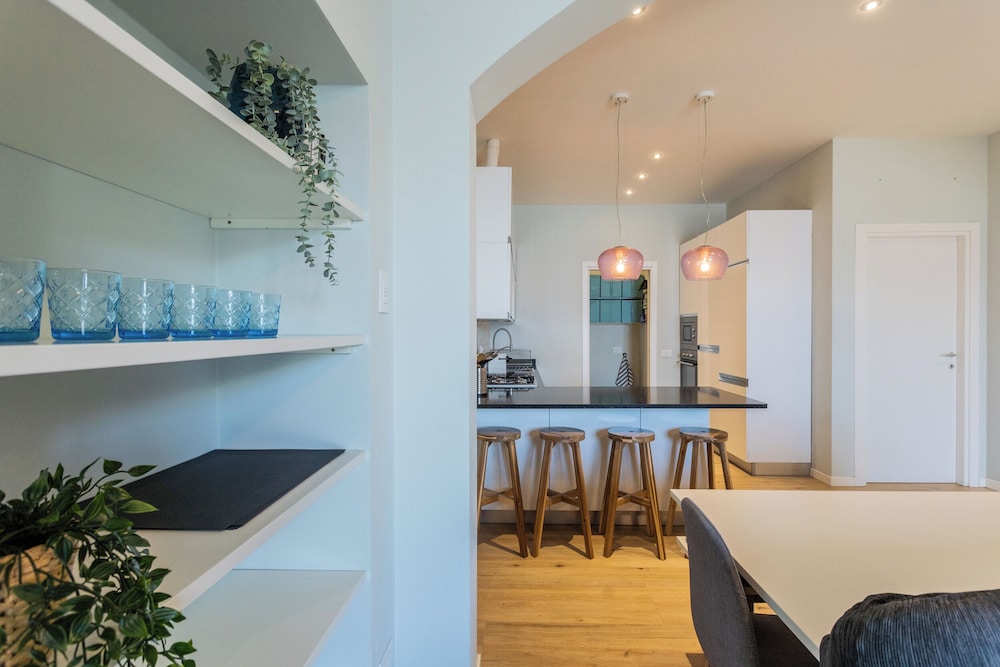 Lakeview Apartments by Rent all Como