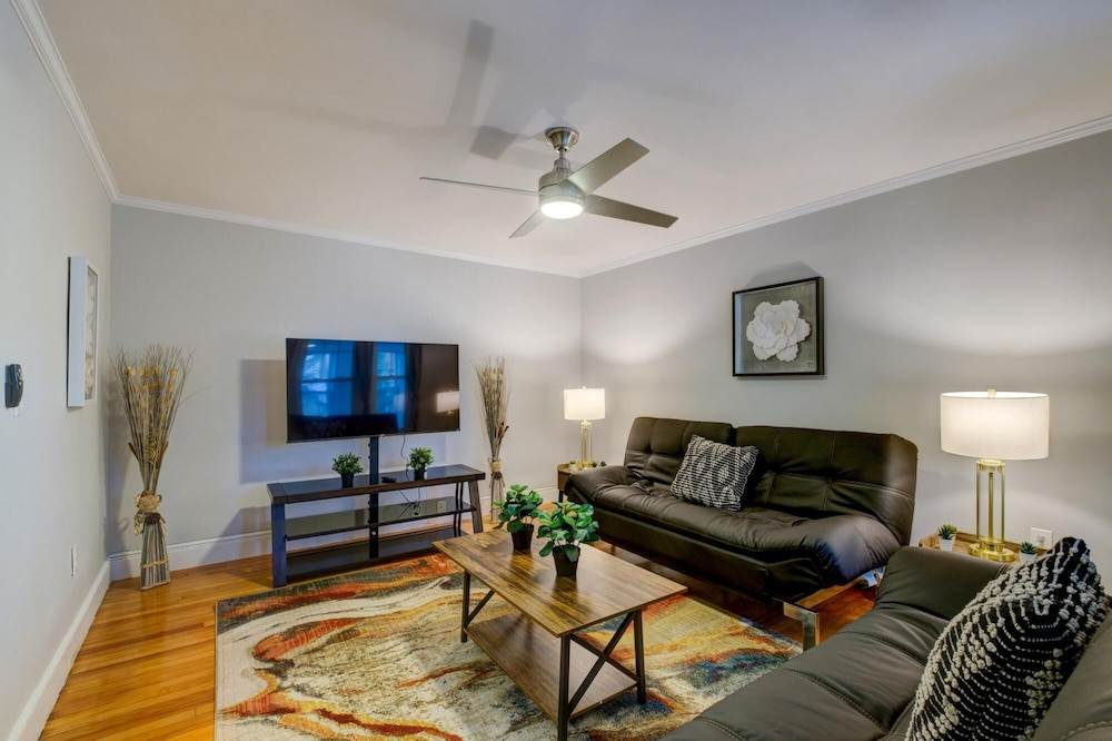 Spacious 2bd 1ba Free Parking 3D Tour photo 2