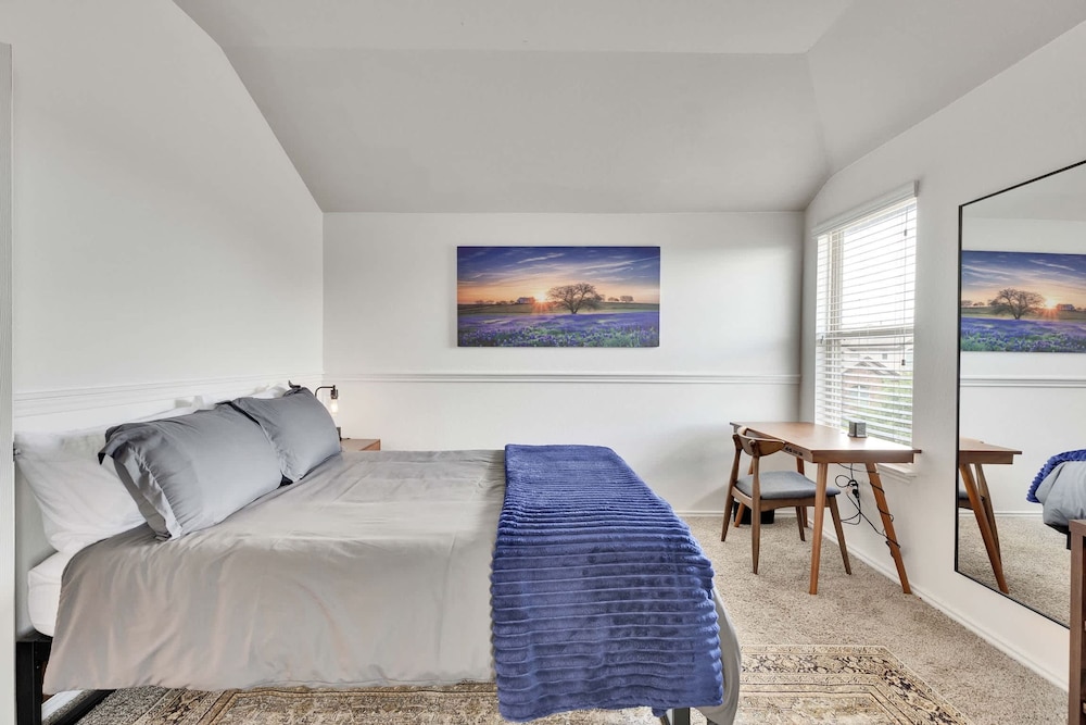 Luxury 4BR 2 5BA Home EV Charger Pool Access