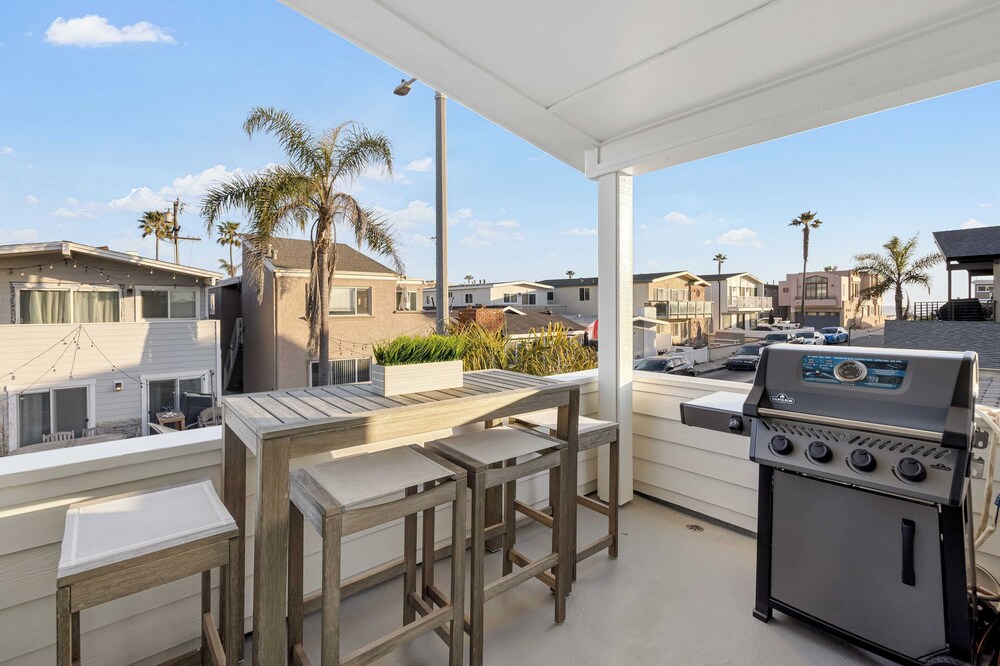 Steps to Sand! 2 Homes in 1 Sleeps 19, Outdoor Space, Walk to Shops & Dining