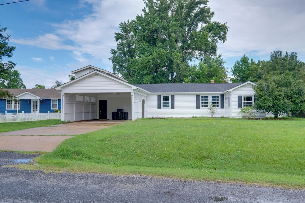 Fish, Relax & Enjoy Lake Views: Colonial Beach Gem