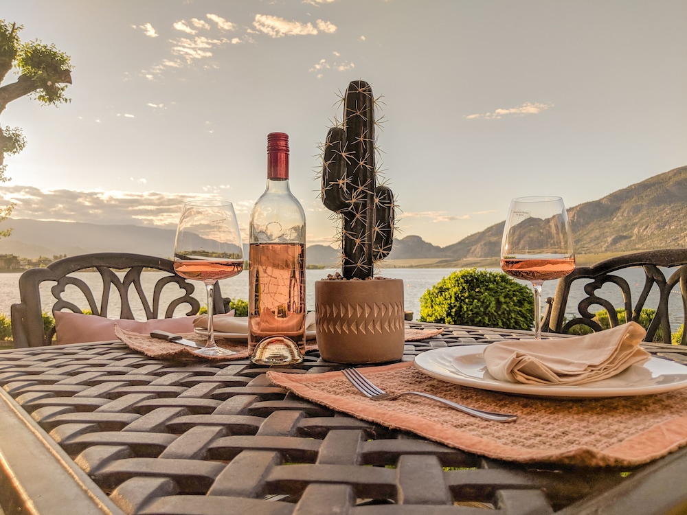 Hotel Desert Surfside Waterfront Accommodations - Image 1