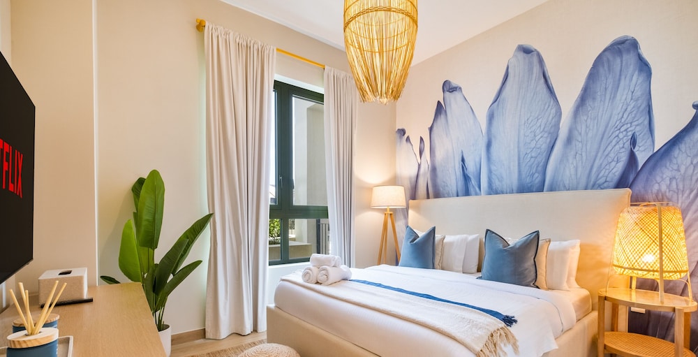 LUX The La Mer Luxury Burj View Suite 3