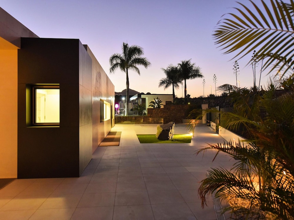 Villa in Salobre With Pool & Golf Nearby