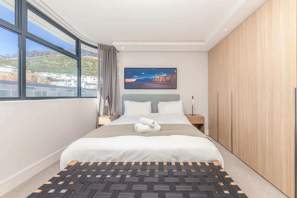 Modern and Bright 1BD APT in Sunny Sea Point view 5