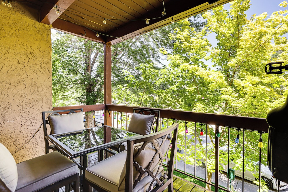 Walk to Virginia Lake: Reno Condo w/ Balcony!