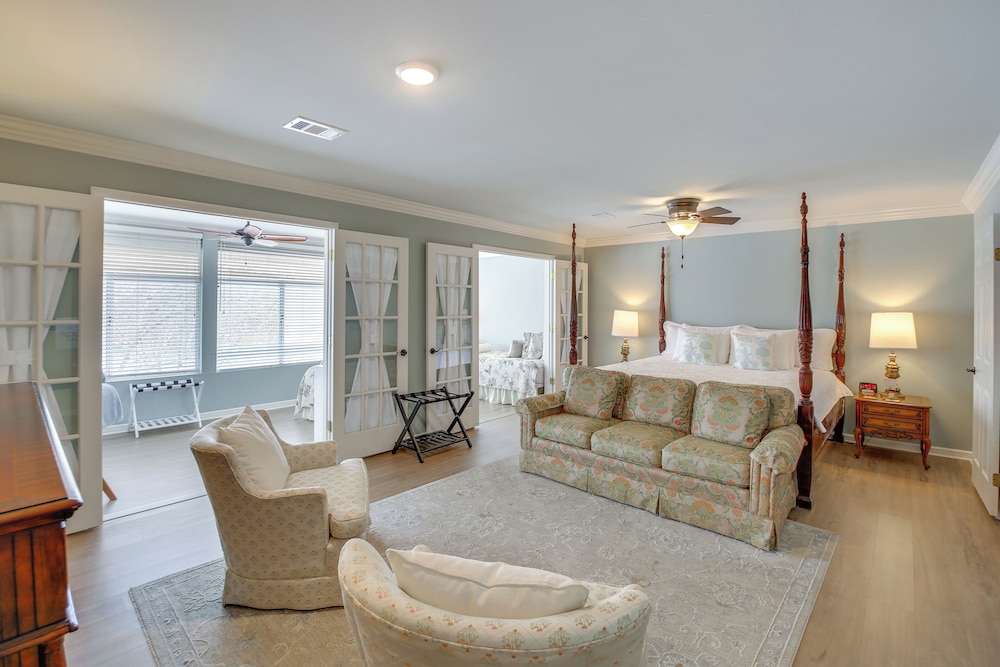 Screened-in Porch w/ Views: Hot Springs Getaway!