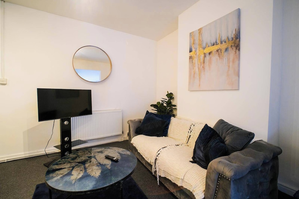 4 Bed House Sleeps 7-free Parking- Contractors