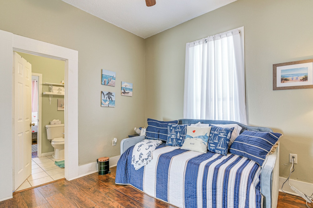Half Mi to Galveston Seawall: Home w/ Yard & Grill