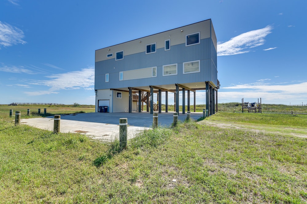 Charming Freeport Getaway w/ Deck, Walk to Beach! view 4