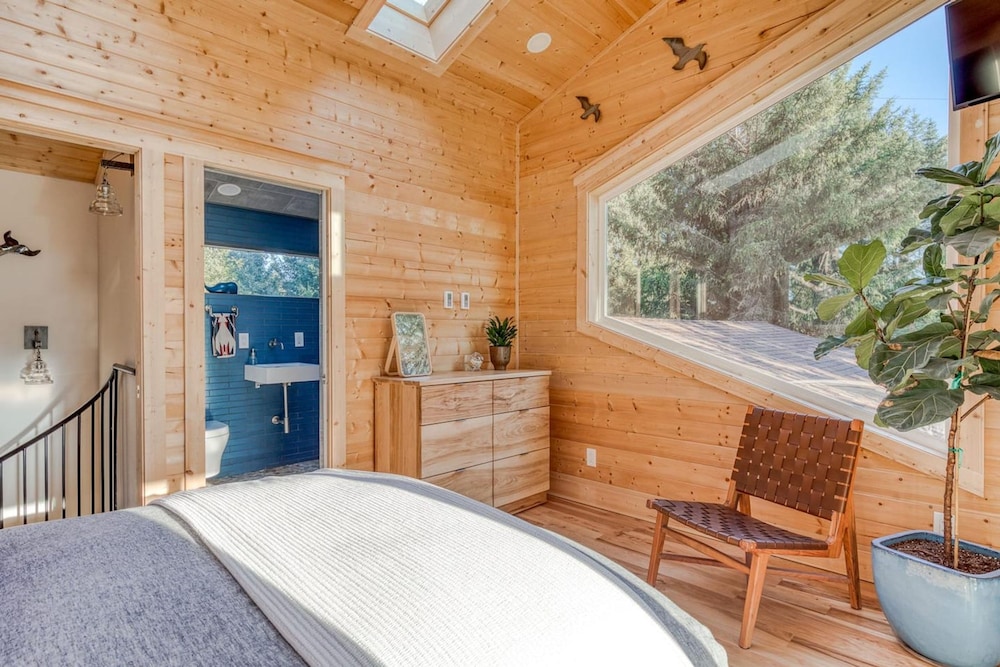 Boutique Cabin on Manicured Acre Hot tub Path to Beach Wifi 200 10