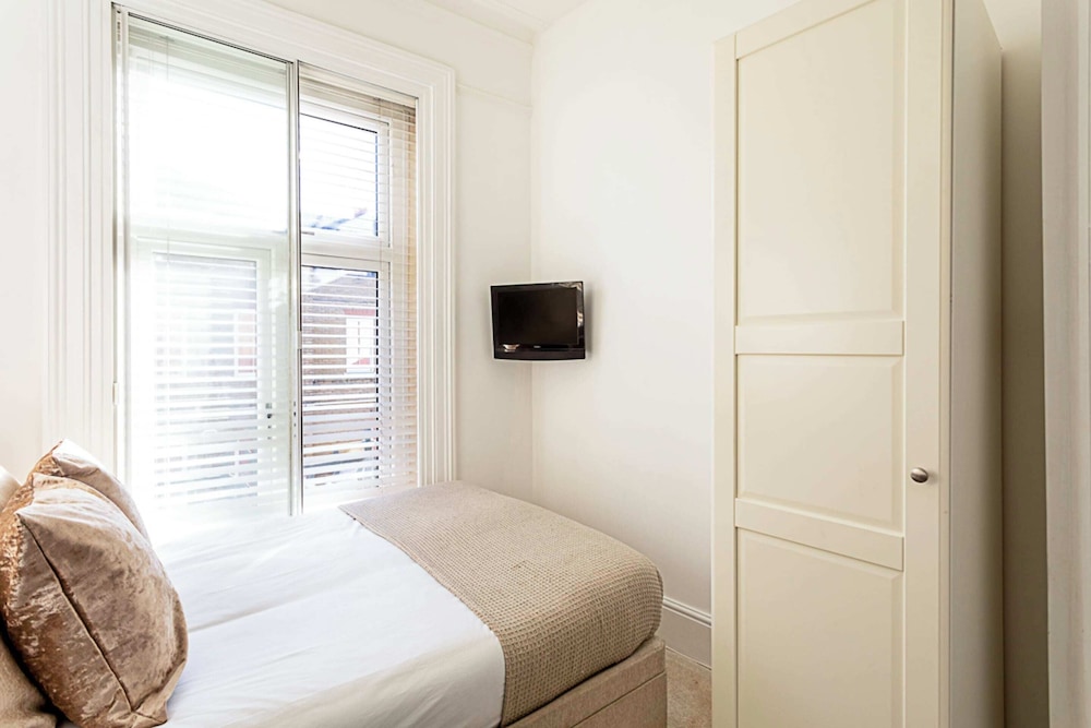 Stylish Apartment In Leafy Richmond view 3