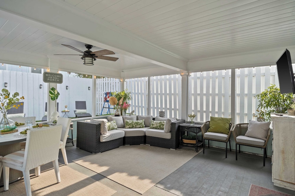 Newly Renovated! 2-min Walk to the Beach The Coastal Cottage by Avantstay
