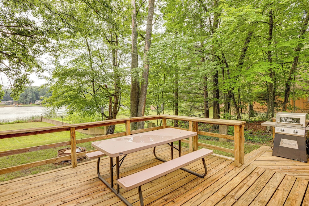 Lakefront Home w/ Deck: Central Michigan Escape!