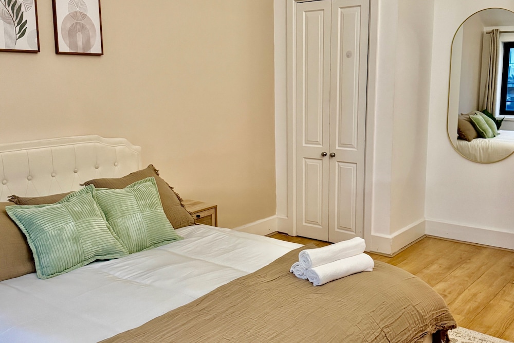 Stylish 1 bed Apartment - Sleeps 4 & Free Parking
