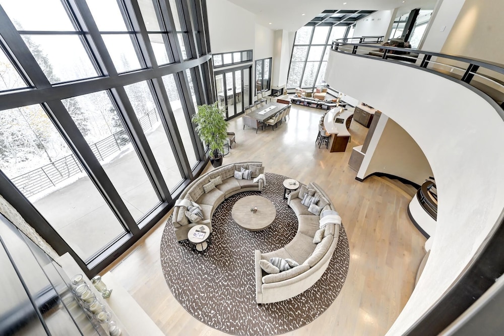 KBM Resorts Walk to Slopes, Sports Court, Private Home Theater, Sleeps 17, Outdoor Hot Tub Pco-184m