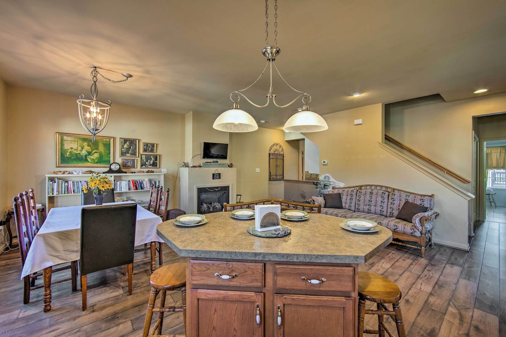 Unique Townhouse in Bavarian-style Neighborhood! - Property Image 8