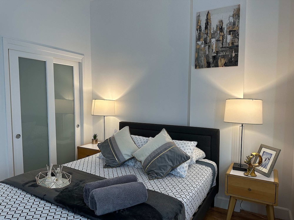 Stylish XL 2br/2ba At HWH by Oneluxstay