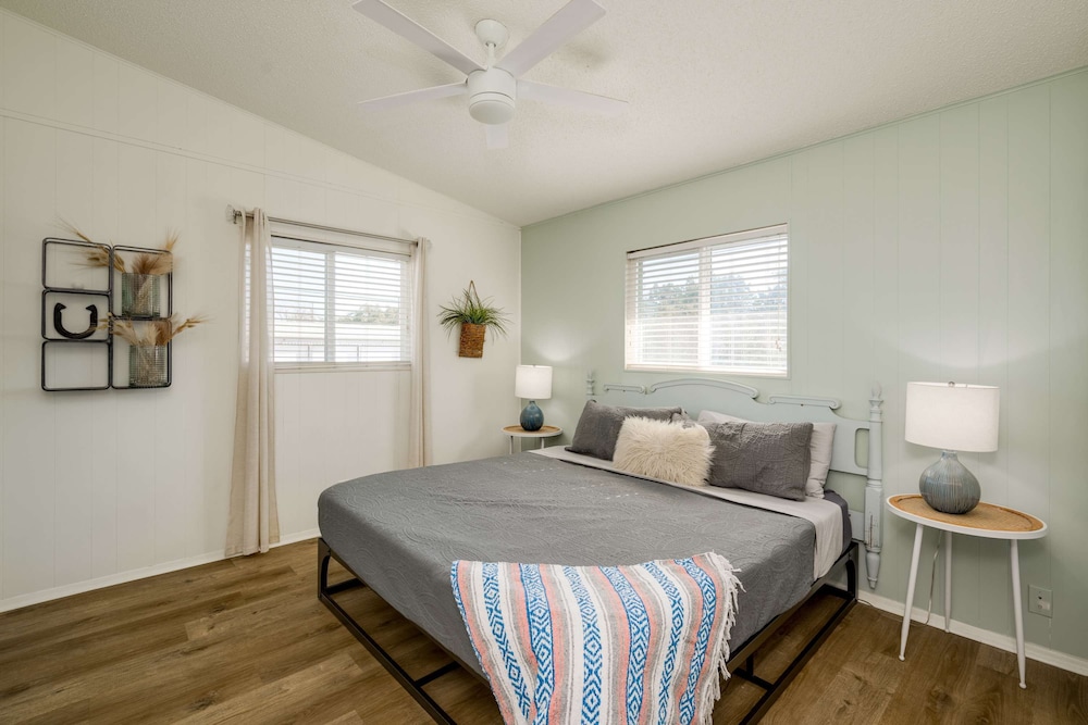 4 3 two King Beds Perfect Sunset Lake Views Pickleball Fire pit Lvl2 EV POA Pool