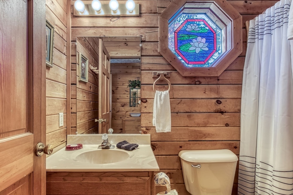 Er102 - Barbara Great Location! Close To Town 2 Bedroom Cabin by RedAwning view 2