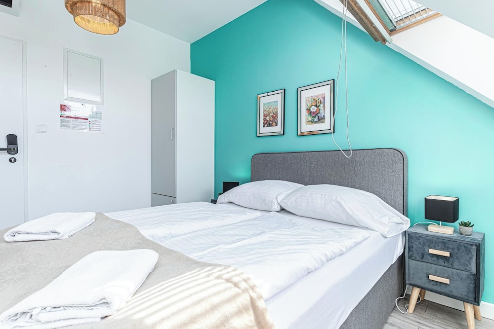 Stunning 12BR Floor For 24 People