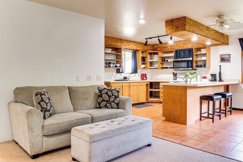 4 Mi to Beach: Keaau Retreat w/ Relaxing Porch!