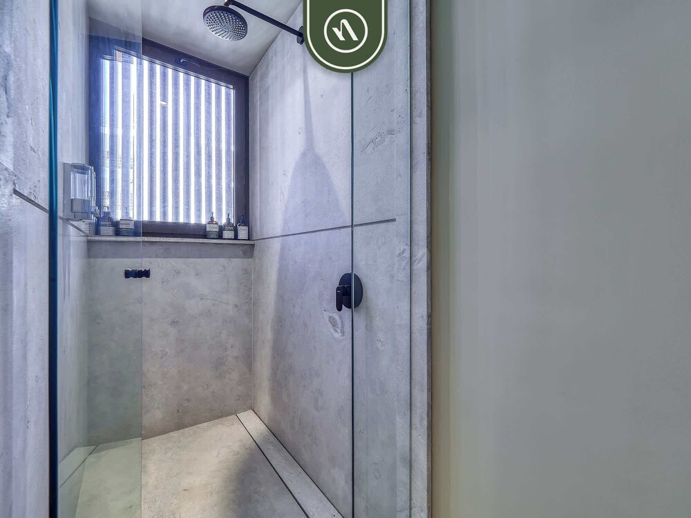 Luxury 4BR Oceanfront Condo - Private Beach - Pool