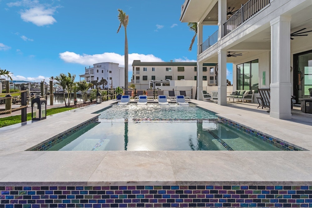 749 Paradise Pointe New Luxury Build 7 Bedroom Home