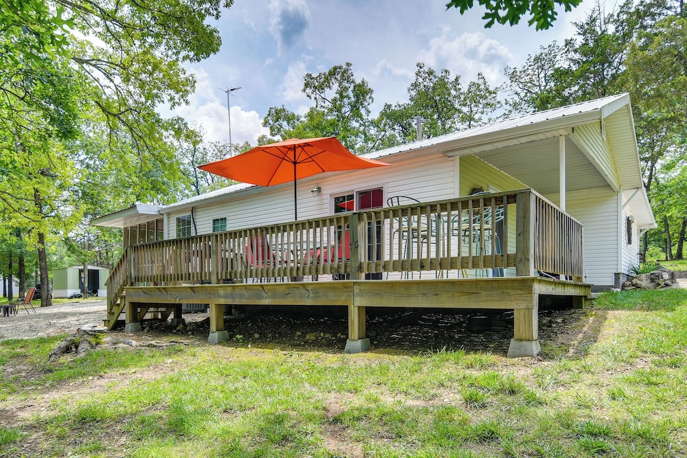 Bull Shoals Lake Home w/ Porch - Steps to Water! view 5