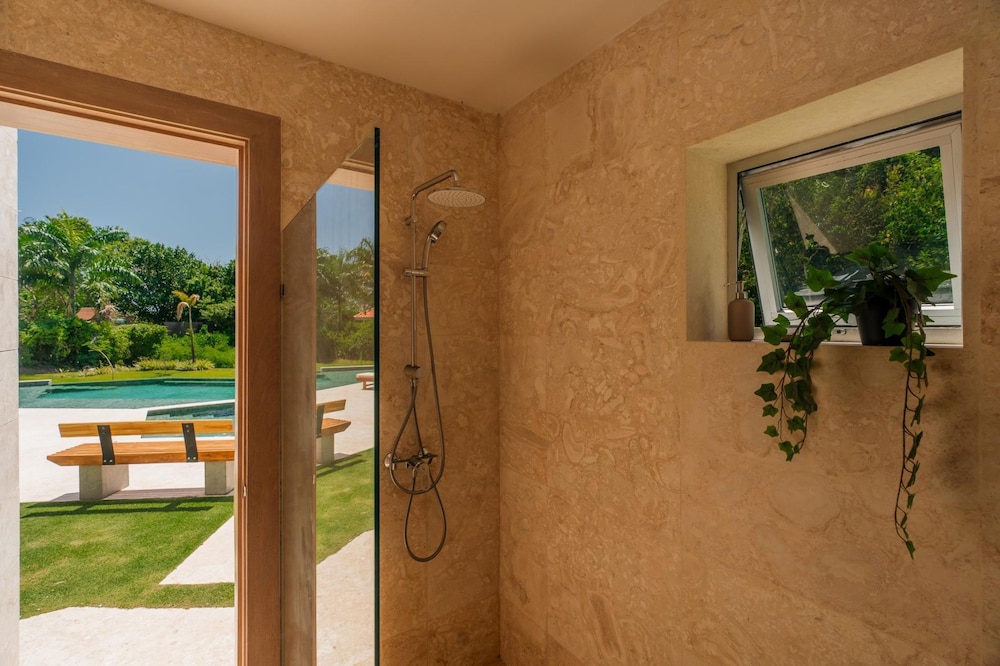Modern 6 BDR Golf Front Villa in Luxury Beach Resort w Pool and Heated Jacuzziz