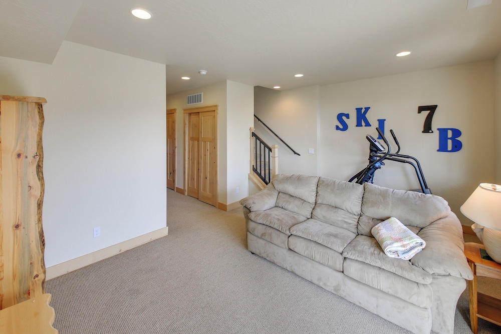 Walk to Schweitzer Village: Mountain-view Home