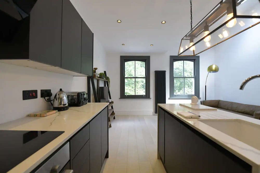 Contemporary 2 Bedroom Apartment on Columbia Road
