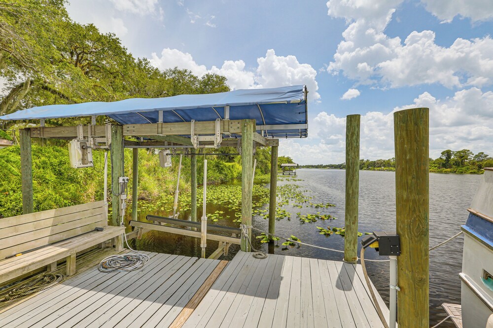 Boat Lift & Private Dock: Riverfront Labelle Gem