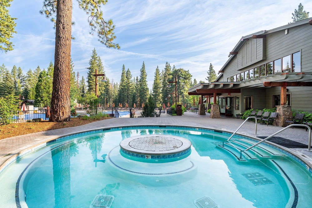 Wolfe by Avantstay 5mins Northstar w Hot Tub Fireplace 2 Private Decks