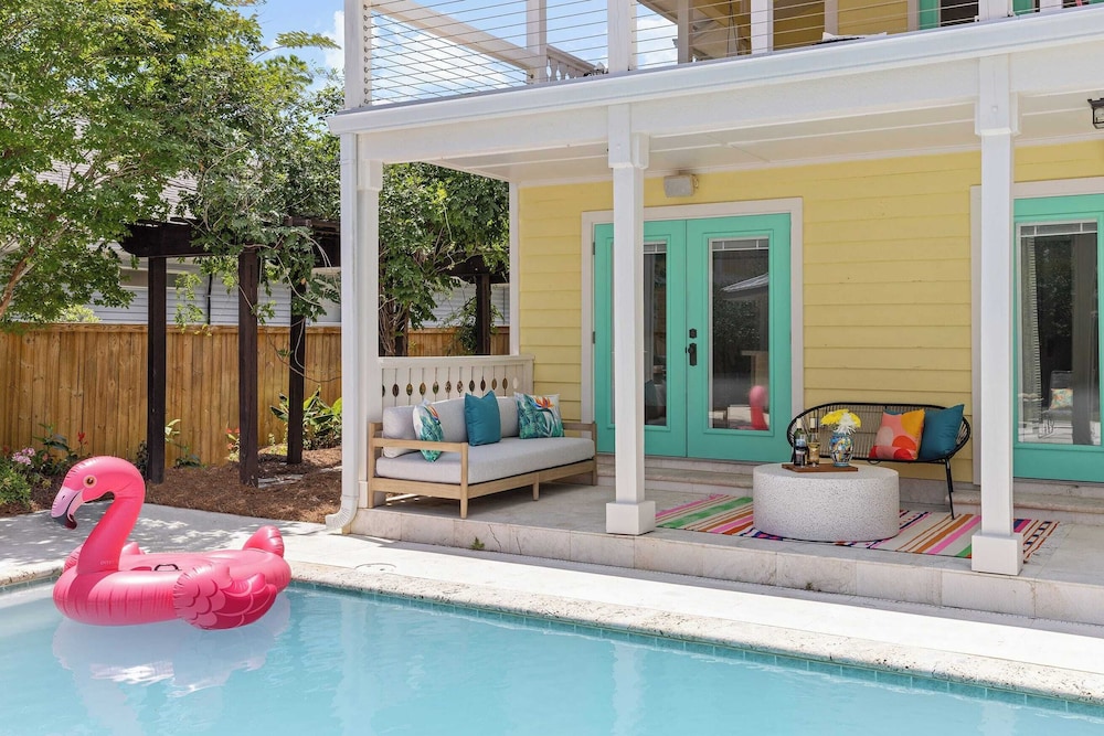 Luxe Villa Near Beach, Pool + Hottub, Chef's Kitchen Woodward Way by Avantstay