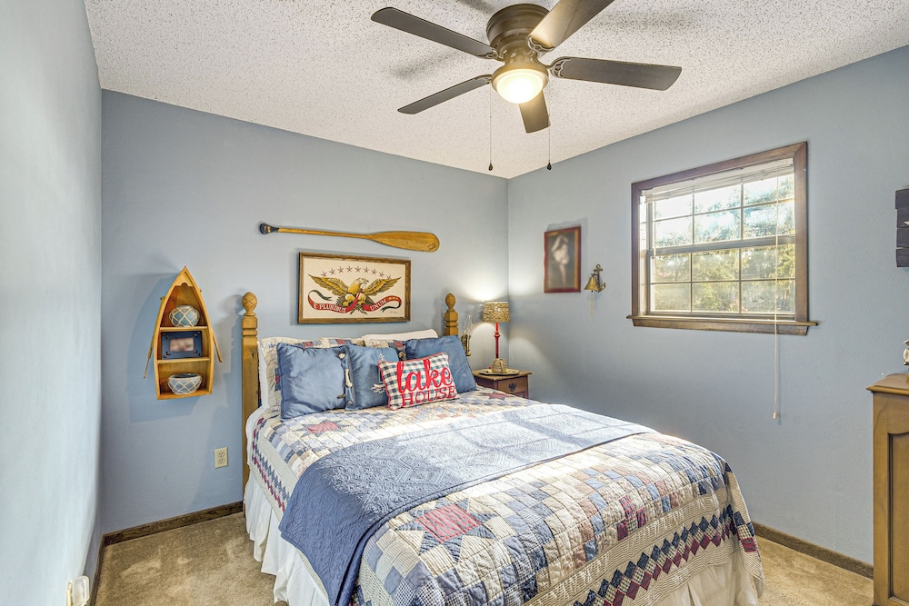 Lakefront Home: Deck, Grills & Fire Pit in Karnack