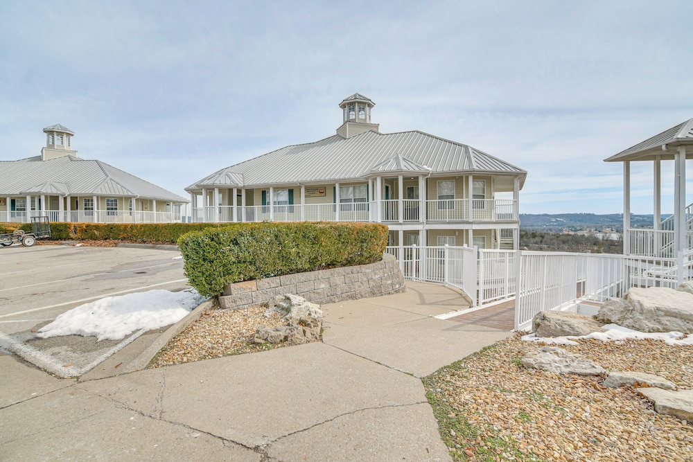 Resort Hot Tub Access! Table Rock Lake Condo