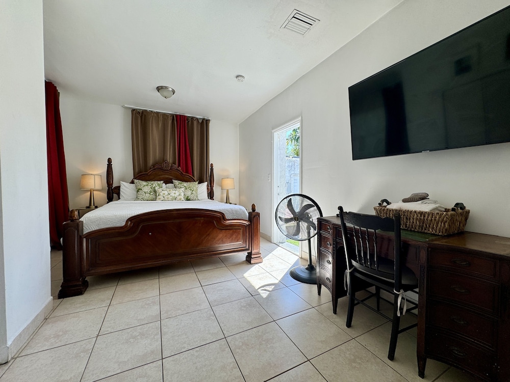 Miami Vacation Home 4 bedroom Parking.