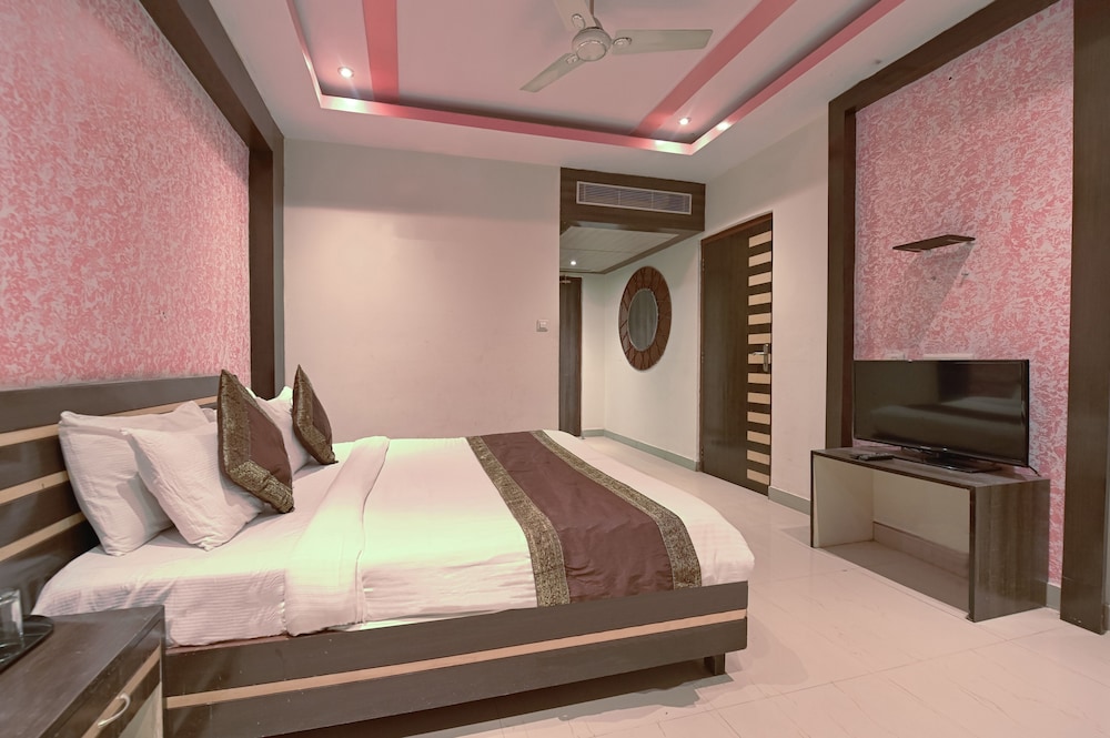 The Byke Grassfield Resort With Outdoor Pool, Shyam Nagar
