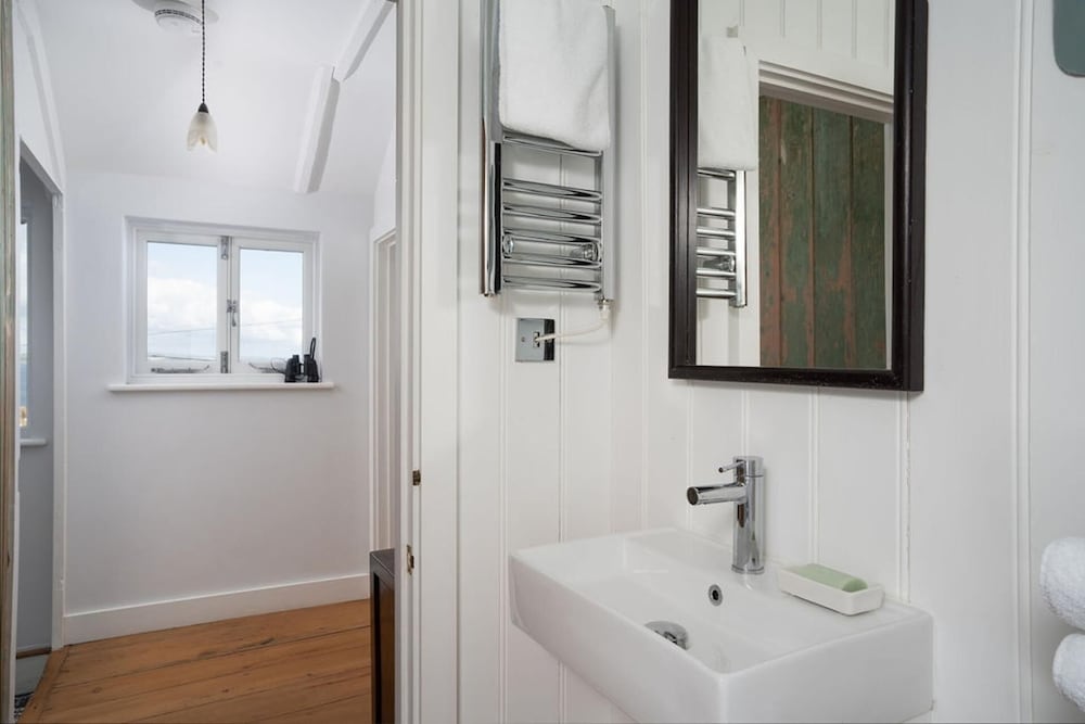 Seaview-2br-sleeps5-cottage-fastwifi-woodburner