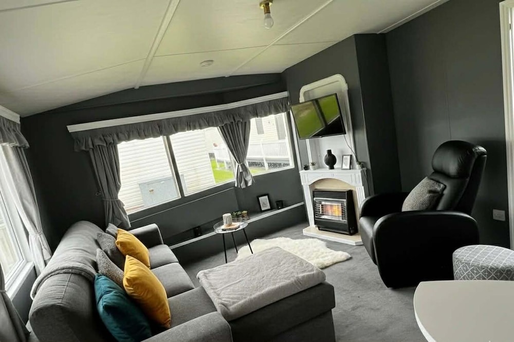 Cosy 3-bedroom Caravan With Decking
