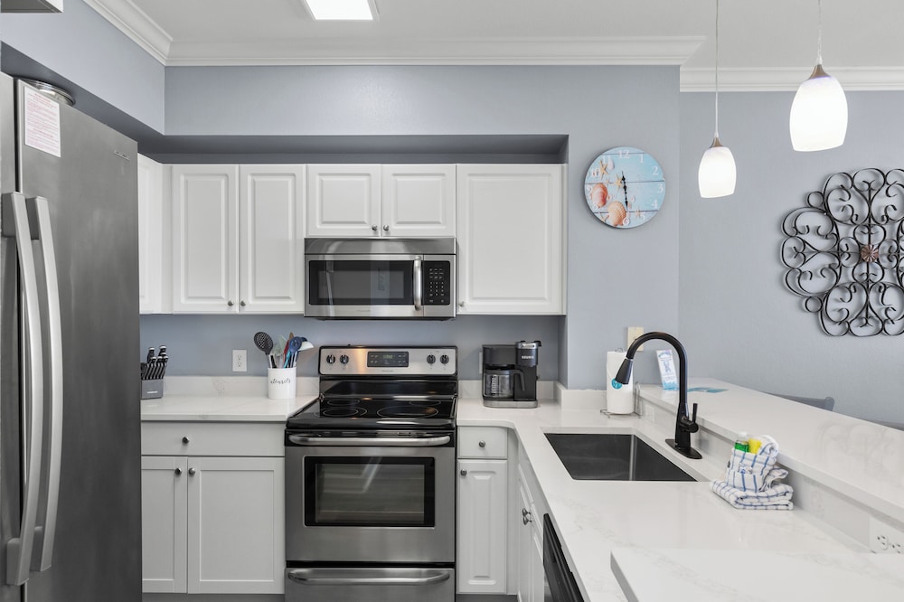 Tidewater Escape: 1br/2ba Beachfront Condo, Sleeps 6, Gulf Views & Comfort!