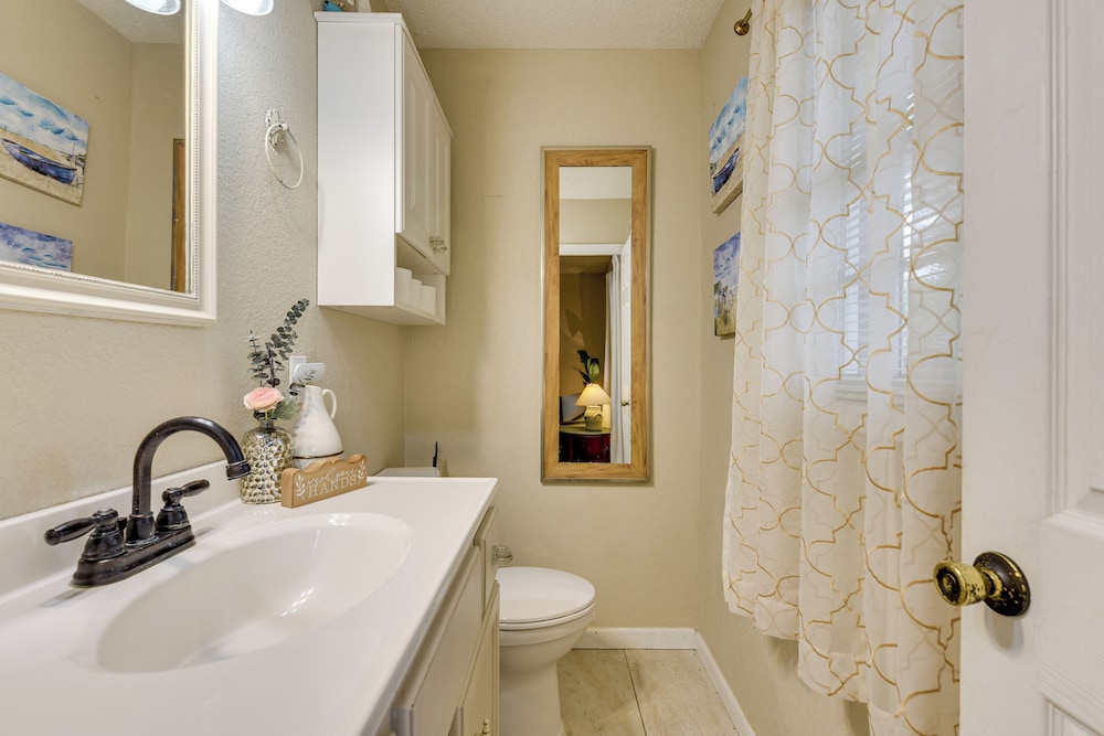 2 Mi to Beach, Near Airport: Heart of Fort Walton