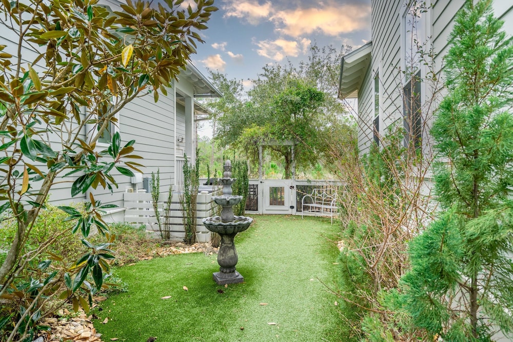 Pearl by Avantstay Idyllic Seaside Getaway w 2 Large Decks Lush Garden