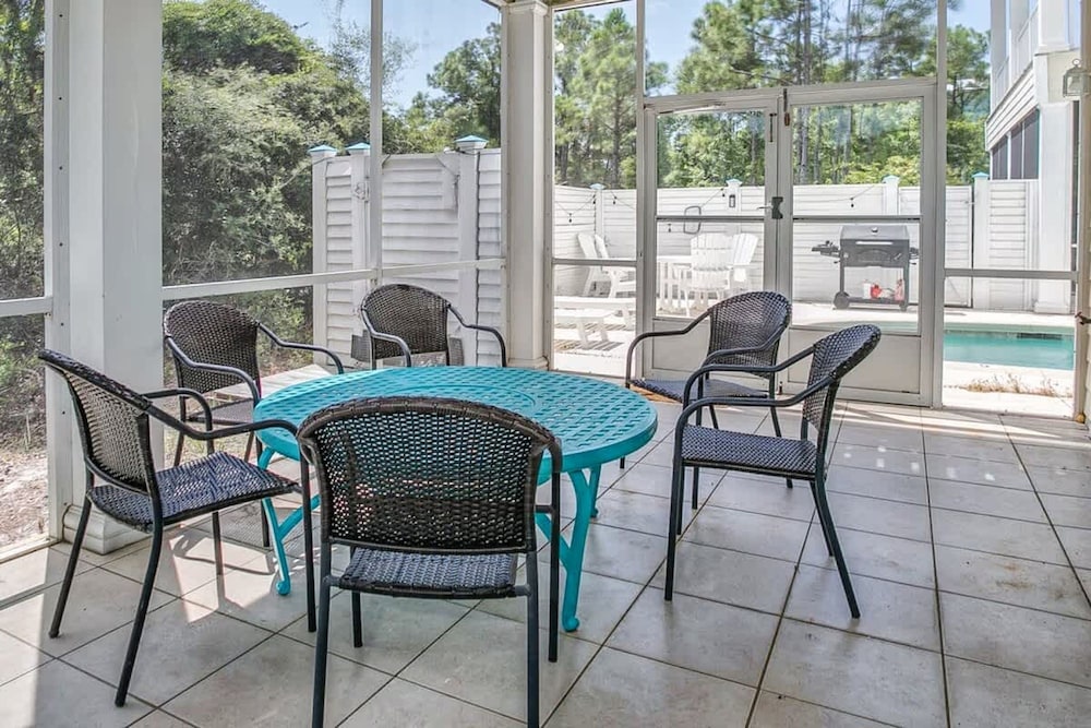 Gulf Shores Escape Walk to Waves Pool Golf Views