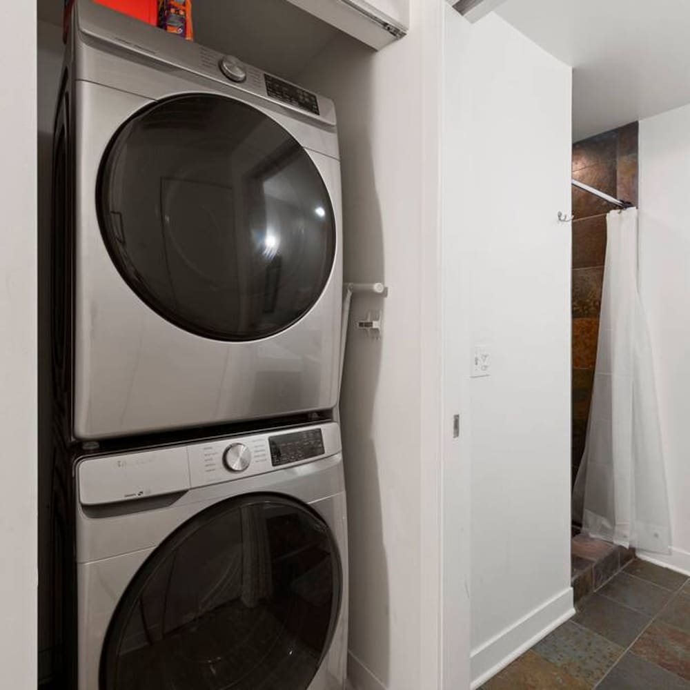Sleek 2 Bed 2 Bath Condo in Trendy Fulton Market