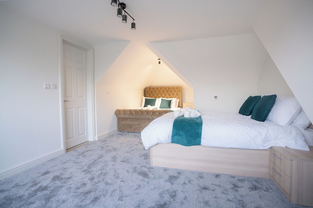 D'luxe 5-bed House - Sleeps 12 & Private Parking