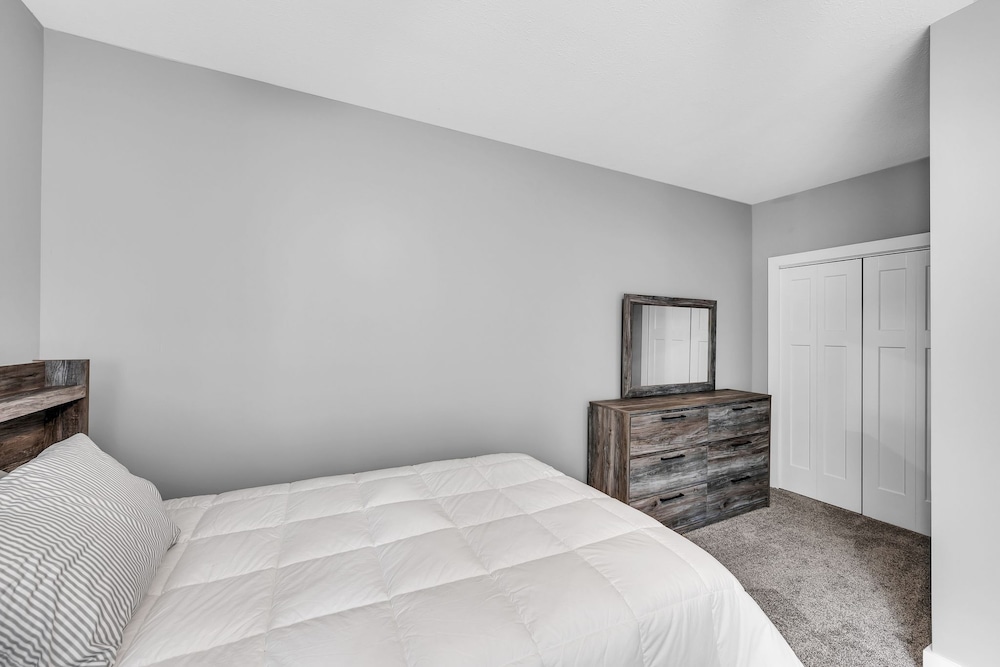 Pet-friendly Getaway With Golf & Private Patio Retreat 4 Bedroom Home