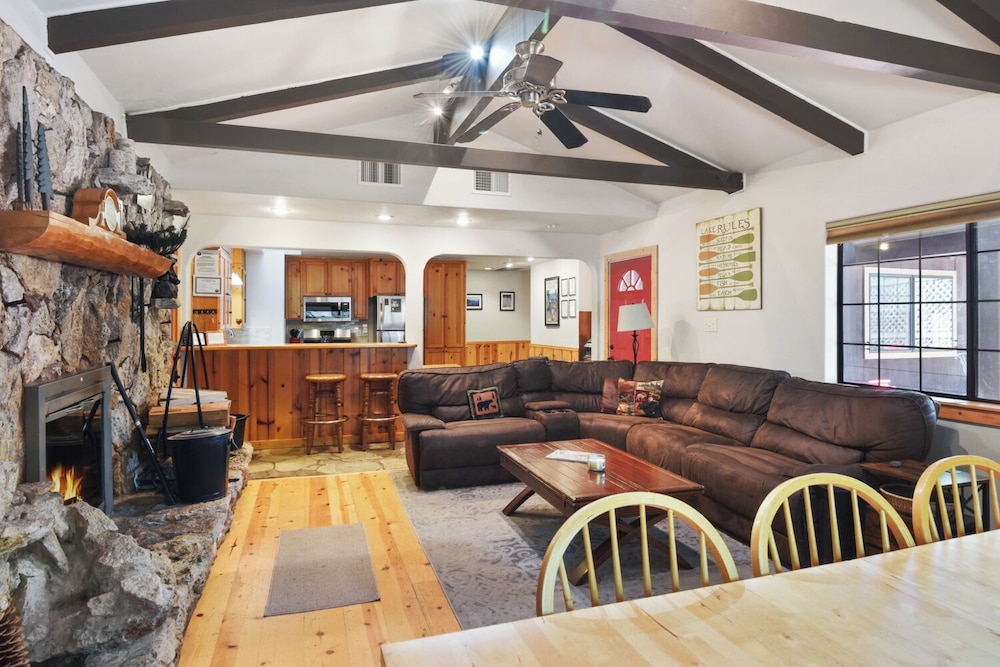 Elm Street Getaway Sleeps 8!