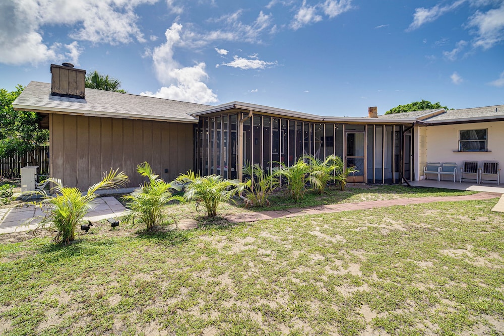 Walk to Beach & Eats: Modern Indialantic Apt